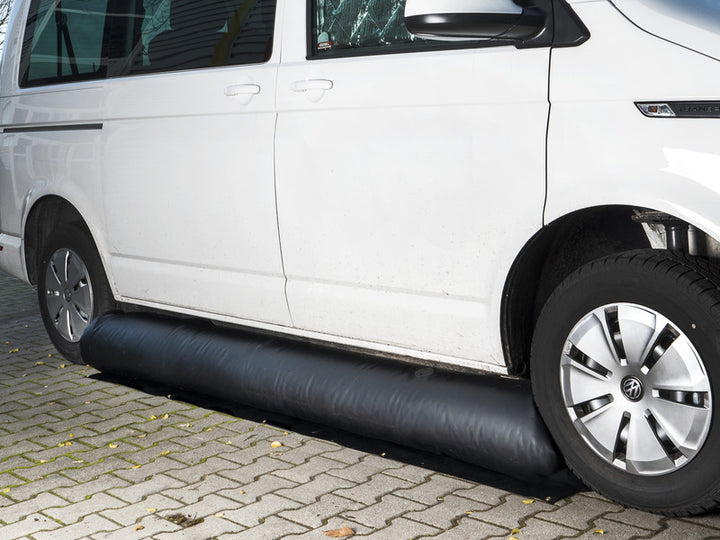 Inflatable windbreak for camping bus