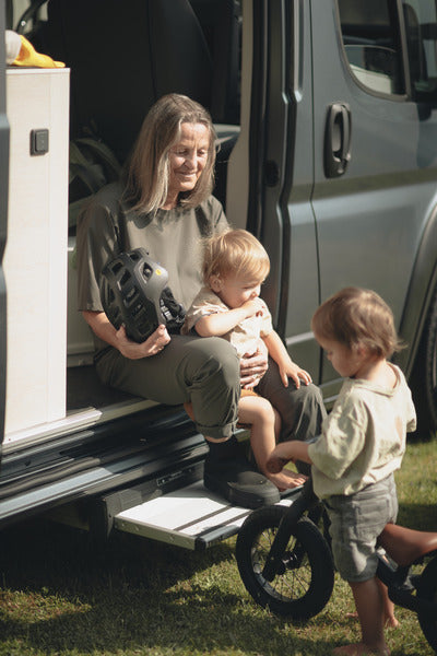 THULE Steps Thule Slide-Out Step G2 for VW Crafter, MB Sprinter FWD - - 912149 | Stahlor image 1